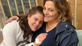 Η Δανάη Μπάρκα ολοκλήρωσε τη διαδικασία της κρυοσυντήρησης ωαρίων και είχε στο πλευρό της τη μητέρα της, Βίκυ Σταυροπούλου