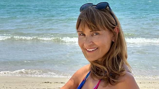 Η Μάρα Ζαχαρέα δεν θέλει να τελειώσει το καλοκαίρι | Κάθεται σε μία καρέκλα μέσα στη θάλασσα και μας εύχεται ¨Καλό μήνα"