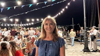 Η Μάρα Ζαχαρέα με υπέροχο φθινοπωρινό φόρεμα σε παραδοσιακή γιορτή της Πάρου