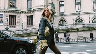 Δούκισσα Νομικού | Στους δρόμους του Παρισιού με καρό σακάκι και hotpants