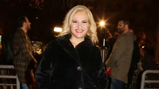 H Μπέσσυ Μάλφα "έβγαλε" το style icon από μέσα της | To statement πανωφόρι που συζητήθηκε