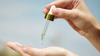 Αν αγαπάς τα έλαια προσώπου, θα λατρέψεις αυτή τη νέα σειρά περιποίησης