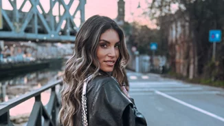 "Σαν σε παραμύθι" το σαλόνι της Αθηνάς Οικονομάκου | Η τρυφερή προσθήκη στο στολισμένο δέντρο που πρέπει να κάνεις, αν έχεις παιδιά