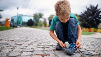 Προσπαθείς να μάθεις στο παιδί σου πώς να δένει τα κορδόνια του; Η παιδίατρος σου δίνει τη λύση