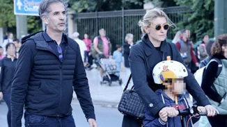 Η Σία Κοσιώνη παίζει με τον 7χρονο γιο της, Δήμο Μπακογιάννη στον λόφο του Φιλοπάππου