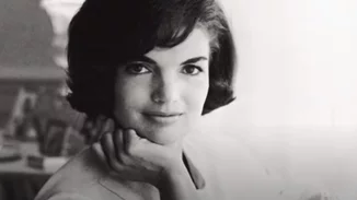 Τζάκι Κένεντι | Με τον μικρότερο γιό της Τζον Κένεντι Τζούνιορ ψωνίζει αρχαιοελληνικά σανδάλια σε τοπικό κατάστημα