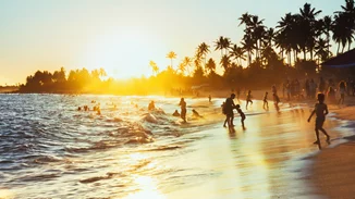 Για μπάνιο στην Αττική χωρίς αυτοκίνητο | 5 παραλίες που έχεις εύκολη πρόσβαση με τα μέσα μεταφοράς