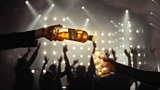 Τα Johnnie Walker Highballs συνοδεύουν τις νύχτες μας…  από το τώρα στο τώρα και από το μαζί στο μαζί!