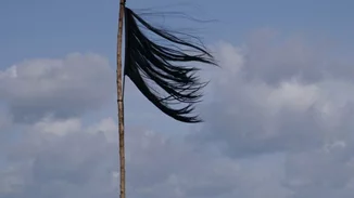 Το Ιράν φλέγεται | Μια σημαία από κομμένα μαλλιά αποτυπώνει όλη την οργή των γυναικών στο Ιράν