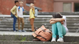 "Το παιδί είναι σε σοκ": 7χρονη βρέθηκε δεμένη στις τουαλέτες του σχολείου – Οι δηλώσεις του πατέρα της μετά την καταγγελία"