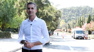 Νονός ο Κώστας Μπακογιάννης σε βάφτιση στα Χανιά [εικόνες]