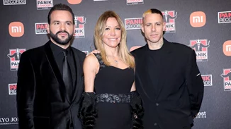 Με μαύρη ολόσωμη φόρμα | Η Μαριάννα Λάτση σε μία εμφάνιση υπερπαραγωγή στο πλευρό του γιου της, Πάρη Κασιδόκωστα