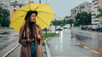 Διχασμένος ο καιρός σήμερα | Βροχές στη μισή χώρα, ηλιοφάνεια στην υπόλοιπη - Έρχεται σκόνη το Σαββατοκύριακο