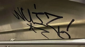 Η πρώτη μουτζούρα στο Μετρό Θεσσαλονίκης | Εγραψαν συνθήματα στον σταθμό Βούλγαρη μία μέρα πριν τα εγκαίνια