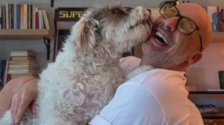 Ο Νίκος Μουτσινάς μας δείχνει το σπίτι του | Φουλ χρώμα και πολλά βιβλία