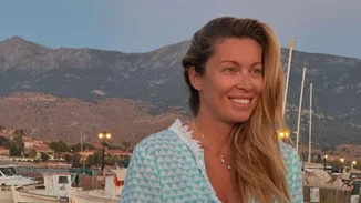 "Chase the hat" | H Μαριέττα Χρουσαλά σε παραθαλάσσιο προορισμό με τη Μαρία Μπεκατώρου