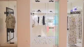 Η Moschino προσγειώνεται στη Μύκονο