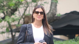 Σταματίνα Τσιμτσιλή | Δείπνο με τις φίλες της - Με κομψό μαύρο φόρεμα