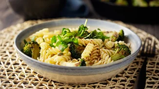 Δεν είναι ελαφριά αλλά είναι πεντανόστιμη | Η τέλεια συνταγή με ζυμαρικά για τις μέρες που δεν "ξέρεις τι να μαγειρέψεις"