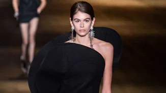 Πώς να φορέσετε ένα μαύρο φόρεμα το καλοκαίρι