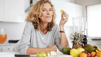 10 tips που βοηθούν να "προλάβουμε" τον καρκίνο του μαστού