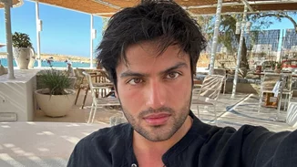 Ο Δημήτρης Σχοινάς στην κουζίνα του σπιτιού του | Δείχνει μία εύκολη σάλτσα για μακαρόνια - Το viral βίντεο στο TikTok