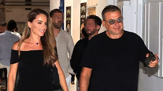 Γιώργος Λιάγκας - Μαρία Αντωνά | Χέρι - χέρι στα σοκάκια της Μυκόνου