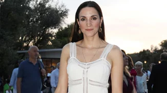 H Κατερίνα Ευαγγελάτου φόρεσε το λευκό φόρεμα που κολακεύει κάθε γυναίκα