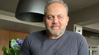 Ο Μιχάλης Κεφαλογιάννης έχει το πιο στιλάτο σπίτι με φρέσκα λουλούδια πάντα και παντού