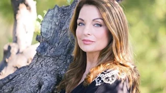 Η κομψή εμφάνιση της Άντζελας Γκερέκου | Το γκρι κοστούμι που δεν πρέπει να λείπει από την ντουλάπα σου