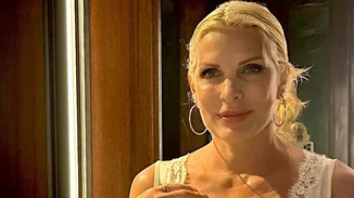 Η Ελένη Μενεγάκη ποζάρει χαρούμενη στην αγαπημένη της Άνδρο "Αυτό το μέρος … μου πάει πολύ"