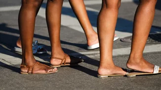 Οι fashionistas φορούν flip flops και το κάνουν με τον πιο stylish τρόπο