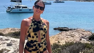 Η Σταματίνα Τσιμτσιλή στην Αντίπαρο | Με λεοπάρ ολόσωμο μαγιό