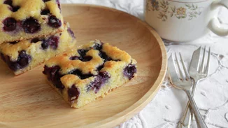 Εσύ ακόμη να τα δοκιμάσεις; Πεντανόστιμα και πανεύκολα pancakes ταψιού με αλεύρι ολικής