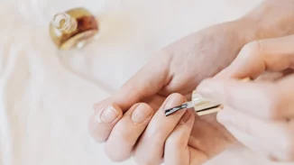 Έβαψες τα νύχια σου και χάλασε το βερνίκι; Πώς να το διορθώσεις σε 5'