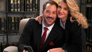 Αντίνοος Αλμπάνης | Η πρώτη αγκαλιά με τον λίγων ημερών γιο της Τζένης Θεωνά είναι ό,τι πιο cute θα δεις σήμερα