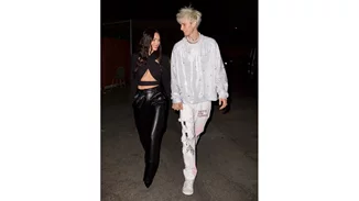 Η Megan Fox και ο Machine Gun Kelly σε τρυφερά τετ-α-τετ στη Σαντορίνη