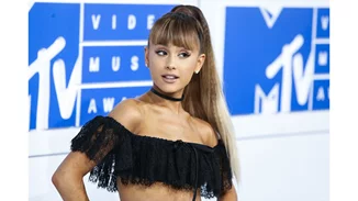 H Ariana Grande μοίρασε δώρα σε παιδιά που νοσηλεύονται