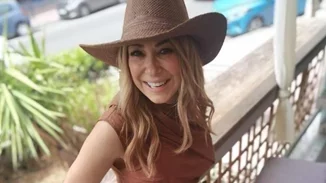 Η Μελίνα Ασλανίδου με τζιν σορτς, ugly shoes και μαγιό "Baywatch"