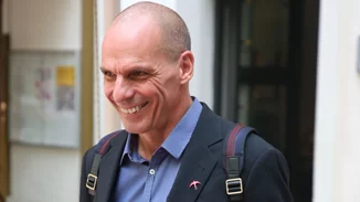 Επίθεση στον Γιάνη Βαρουφάκη στα Εξάρχεια - Τον χτυπούσαν με κλωτσιές και μπουνιές - Μεταφέρθηκε στον "Ευαγγελισμό"