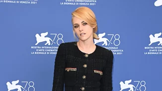 Η Kristen Stewart έβαλε στην άκρη τα αθλητικά της | Δες την εμφάνιση της με Chanel στο Φεστιβάλ Βενετίας