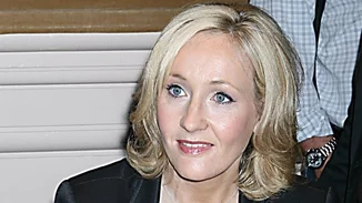 J.K. Rowling | Από τα δύσκολα χρόνια και το αντρικό όνομα ως τη σακούλα του αεροπλάνου για τον εμετό