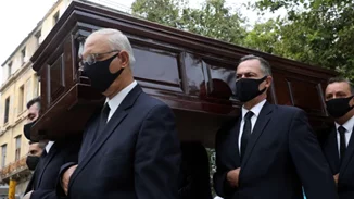 Το ύστατο "χαίρε" στον Μίκη Θεοδωράκη: Με χειροκροτήματα και φωνάζοντας "αθάνατος" το τελευταίο αντίο [Εικόνες]