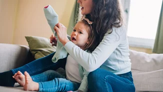 Πώς θα μάθω στο παιδί να βάζει τη ζακέτα του; Το Μοντεσσοριανό κόλπο που διευκολύνει τα νηπιάκια μας