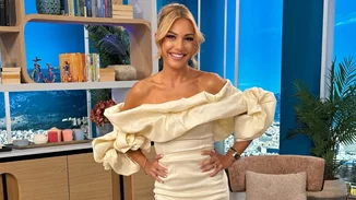 Η Τίνα Μεσσαροπούλου ήταν καλεσμένη σε γάμο | Το ασημί metallic φόρεμα αναδεικνύει τη σιλουέτα της