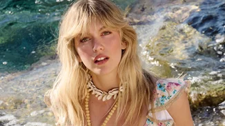 Sun spell | Η Κλέλια Ανδριολάτου πρωταγωνιστεί στην καλοκαιρινή καμπάνια της Sugarfree