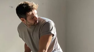 Πιο γοητευτικός από ποτέ | Ο Μιχάλης Λεβεντογιάννης ποζάρει με γκρίζους κροτάφους και μάς φτιάχνει το πρωινό μας