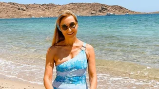 Χωρίς ρετούς | Η Μάρα Ζαχαρέα ποζάρει με μαγιό στα 56 της και εντυπωσιάζει