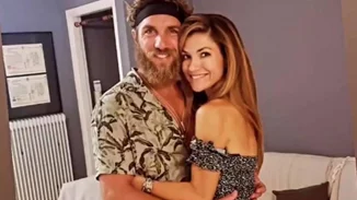 Γιώργος Κόρομι | Ποζάρει αγκαλιά με την κούκλα σύντροφό του, Τίνα