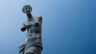 Αφροδίτη της Μήλου | Η πολύμηνη "Οδύσσεια" της θεάς στο υγρό αμπάρι ενός πλοίου και ο δραματικός ακρωτηριασμός της πριν καταλήξει στο Λούβρο